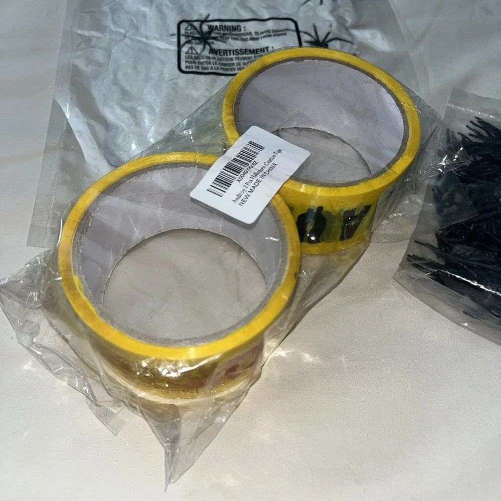 200 sq. ft. Halloween Supplies Spider Web‎ with Plastic Spiders - Outdoor/Indoor